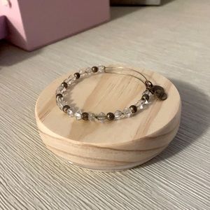 •clear bead bangle•